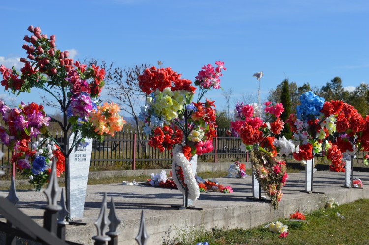 Oorlogsmonument in de buurt van Deçan