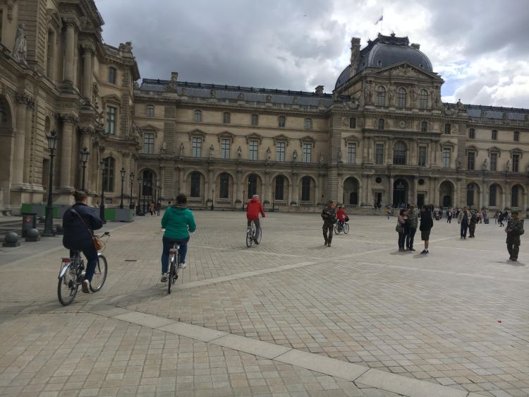 Fietsen op de binnenplaats van het Louvre